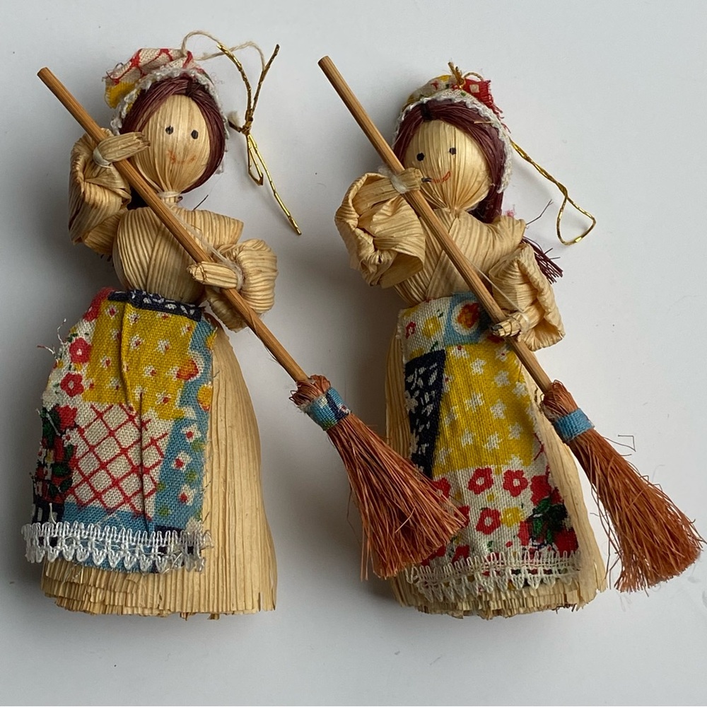 2 Vintage Corn Husk Dolls Ladies Sweeping Christmas Ornaments Apron Farmhouse